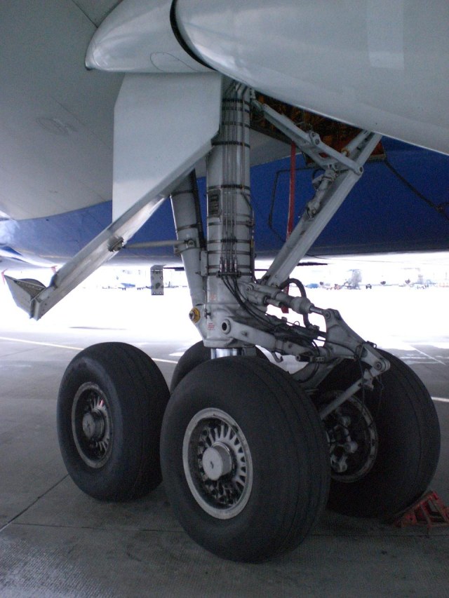 Основные внешние стойки 747-400 (1).JPG